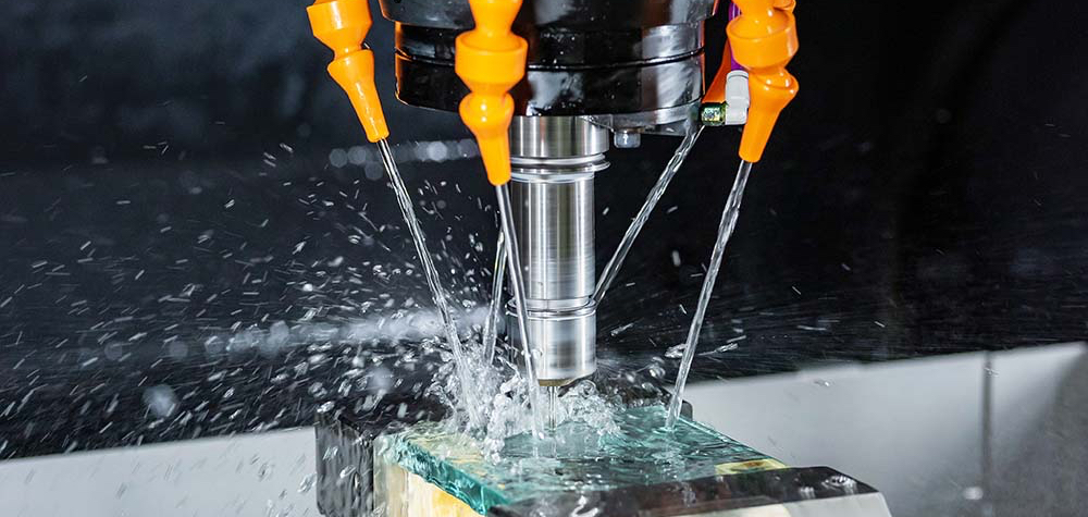 超音波加工機オペレーティングのプロフェッショナルが脆性材料の難加工に挑戦し続けています