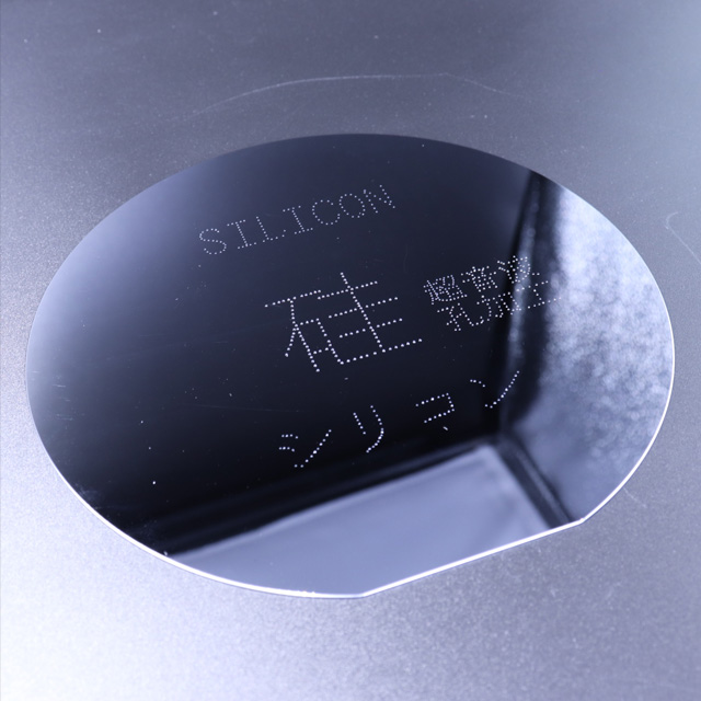 Siウエハ0.65tに120-φ0.5、320-φ0.3貫通穴加工
